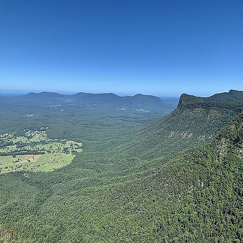 The_Pinnacle_Lookout_-_Border_Ranges_National_Park-Author-By-Ovico-CC-BY-SA-4.0 from wikimedia